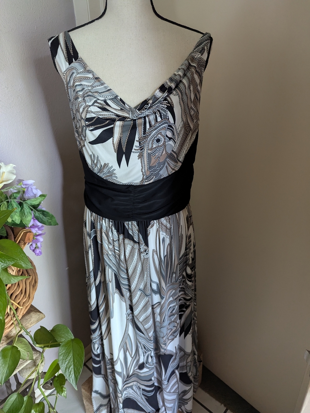 lanalee Black & White Printed V-Neck Women's Dress with Cinch Waist.